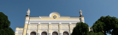 Korhű burkolatok a debreceni Csokonai Színházban - Egy 150 éves épület értékőrző felújítása